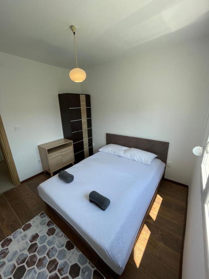 Entire 1-Bedroom Apartment With Free Parking ポドゴリツァ エクステリア 写真
